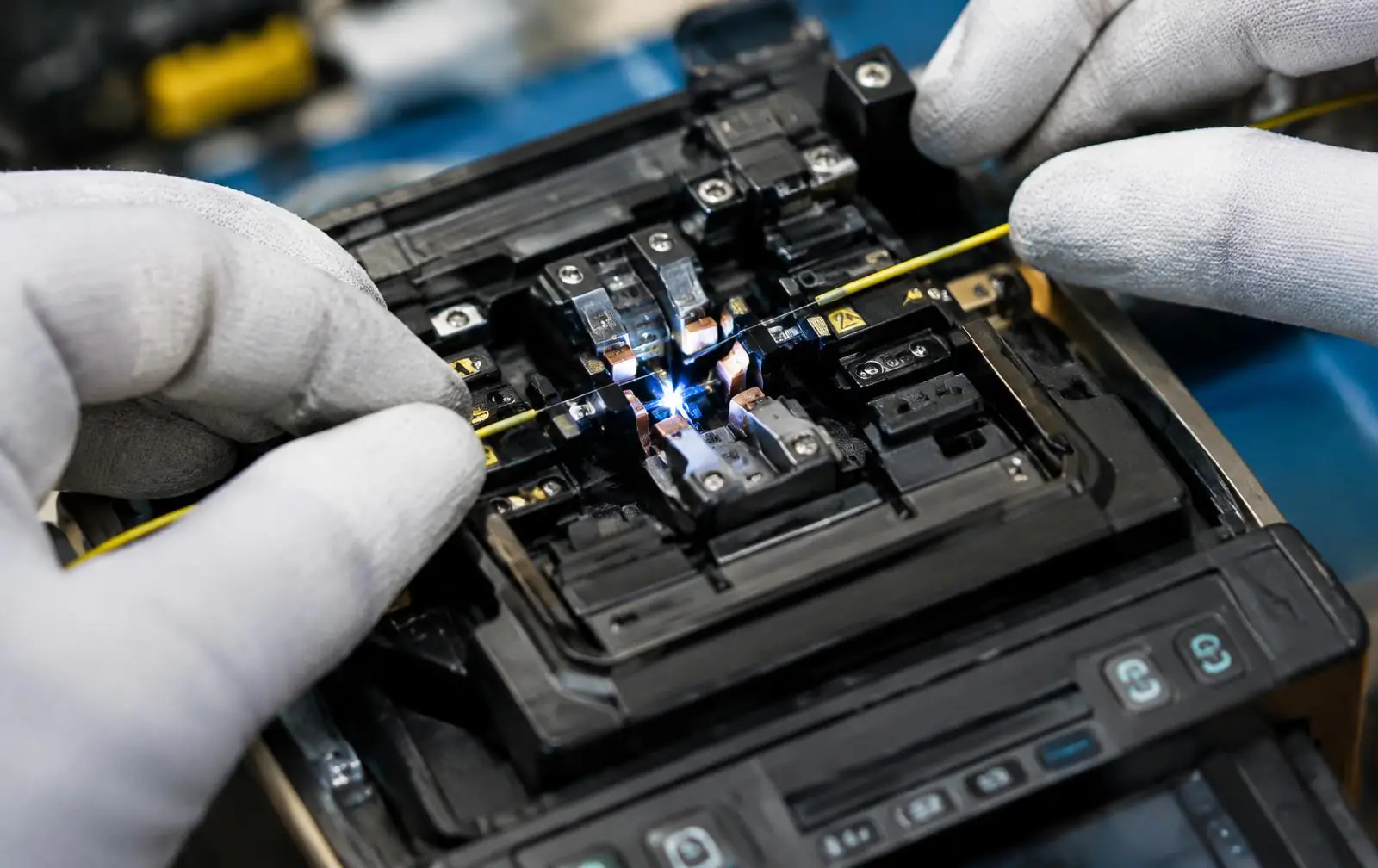 Empalmadora de fusión uniendo hilos de fibra óptica