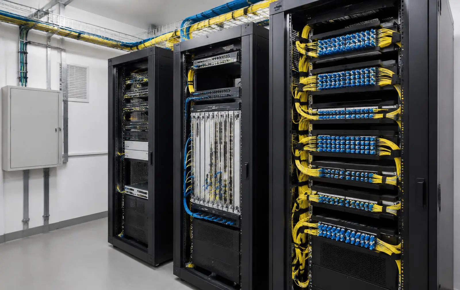 Sala técnica regional con racks, equipos de red y distribución de fibra óptica