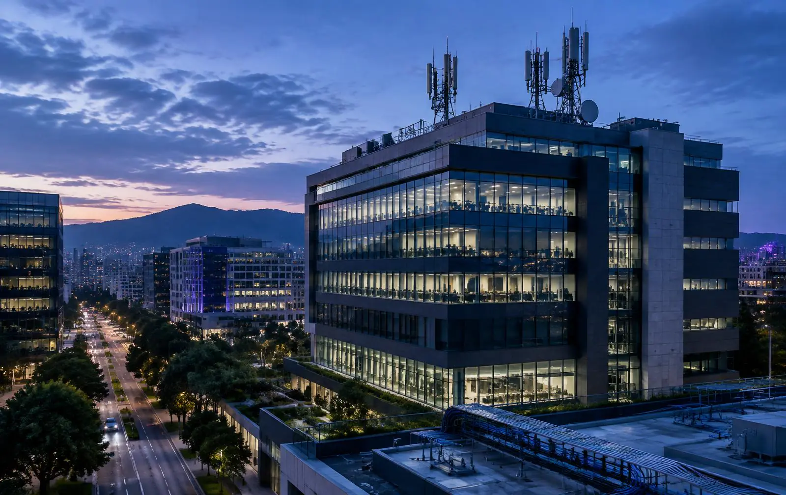Edificio corporativo con infraestructura de telecomunicaciones en su cubierta